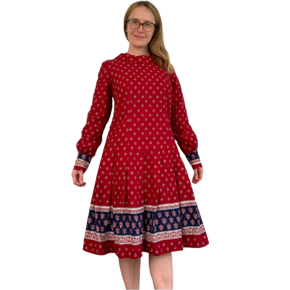 70s Red Long Sleeve Print Dress with Pleats Vintage S